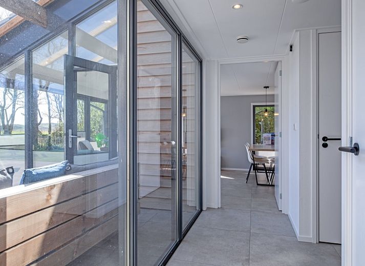 Buitenzijde van TexelZon vakantiewoning in Den Hoorn, Texel, met ruim terras en tuin.