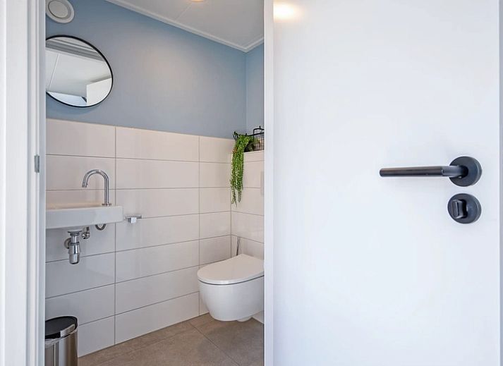 Buitenzijde van TexelZon vakantiewoning in Den Hoorn, Texel, met ruim terras en tuin.