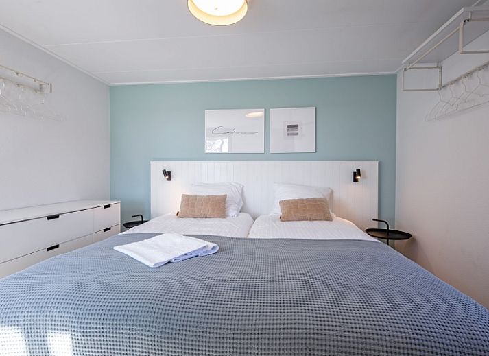 Lichte woonkamer van TexelZon vakantiehuis in Den Hoorn, Texel, met uitzicht op de tuin.