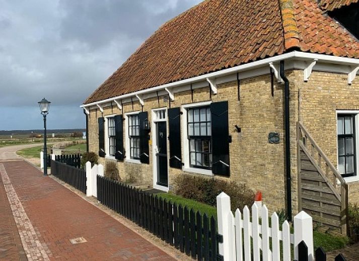 Ferienhaus 't Wambuis in Den Hoorn, Texel, mit charmanter Fassade und traditioneller Architektur.