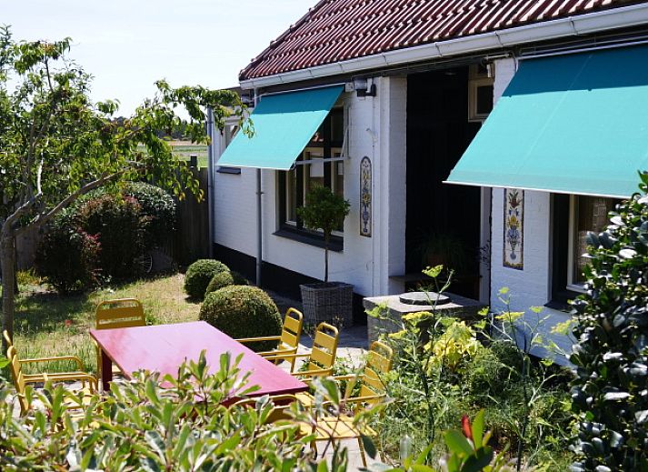 Stilvolle Sitzecke in Double Studio 2/3, Den Hoorn, Texel mit moderner Dekoration und Kunstwerken an der Wand.