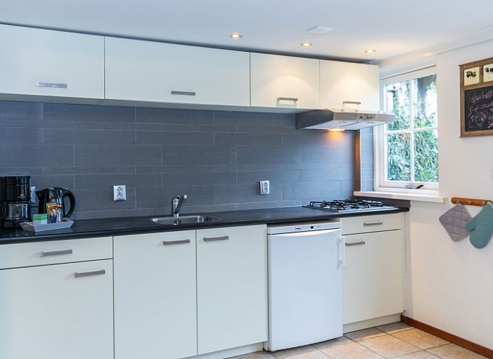 Gemuetliches Wohnzimmer im Ferienhaus Schaapskooi, Den Hoorn, Texel mit bequemen Sitzgelegenheiten und viel Licht.