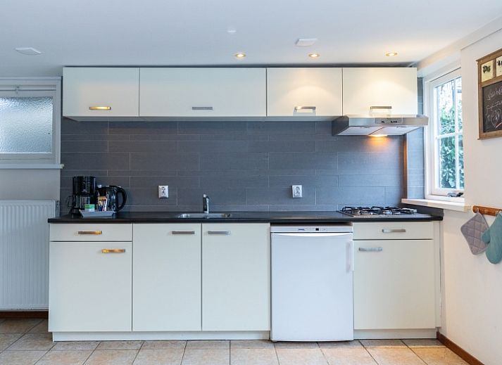 Gemuetliches Wohnzimmer im Ferienhaus Schaapskooi, Den Hoorn, Texel mit bequemen Sitzgelegenheiten und viel Licht.