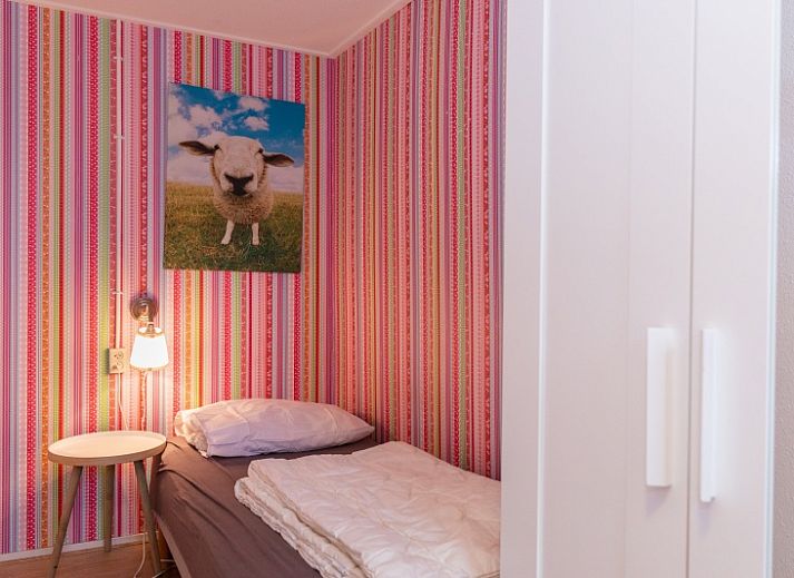 Gemuetliches Wohnzimmer im Ferienhaus Schaapskooi, Den Hoorn, Texel mit bequemen Sitzgelegenheiten und viel Licht.