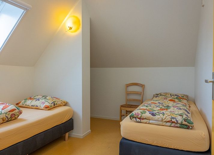 Gemuetliches Wohnzimmer von Apartment Yellow in Den Hoorn, Texel. Komfortables Ferienhaus auf den Watteninseln mit gemuetlicher Sitzecke und rustikalen Moebeln.