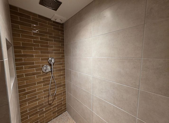 Gemuetliches Wohnzimmer von Apartment Yellow in Den Hoorn, Texel. Komfortables Ferienhaus auf den Watteninseln mit gemuetlicher Sitzecke und rustikalen Moebeln.