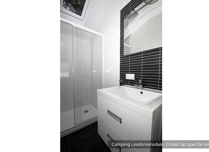 Ontspan op het terras van Chalet Hors 5p in Den Hoorn, Texel, omringd door de serene natuur van de Waddeneilanden.