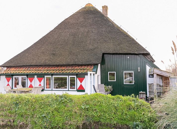Charming thatched-roof Apartment Hof in Den Hoorn, Texel, vacation home on the Wadden Islands.