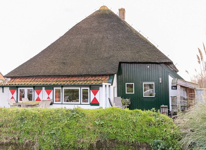 Charming thatched-roof Apartment Hof in Den Hoorn, Texel, vacation home on the Wadden Islands.