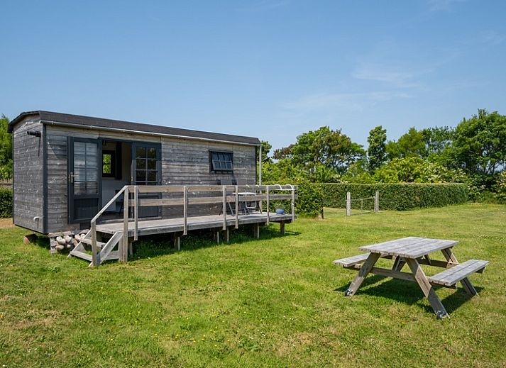 Johanneshoeve - Pipowagen in Den Hoorn, Texel met houten veranda en groene omgeving.