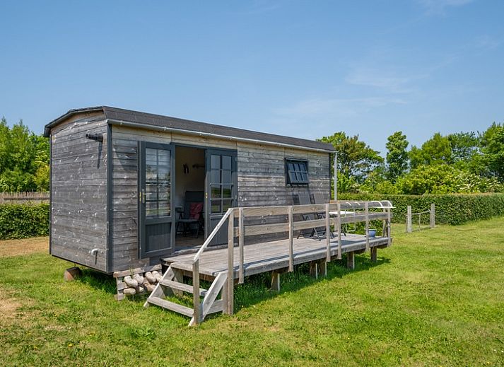 Johanneshoeve - Pipowagen in Den Hoorn, Texel met houten veranda en groene omgeving.