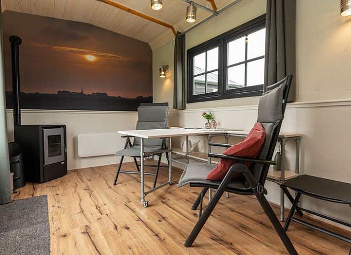 Johanneshoeve - Pipowagen in Den Hoorn, Texel met houten veranda en groene omgeving.