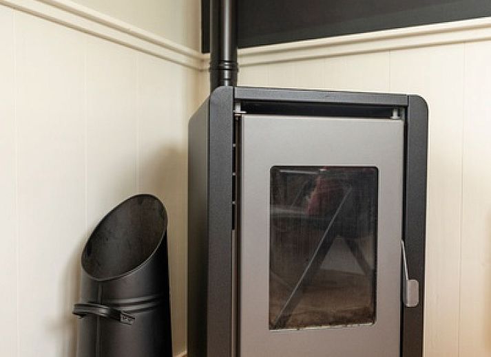 Rustieke Pipowagen Johanneshoeve op Texel, omgeven door natuur en een picknicktafel.