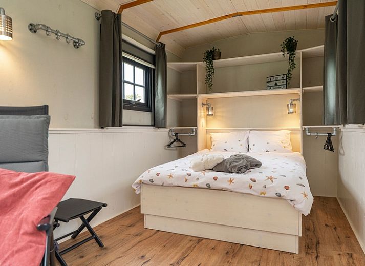 Rustieke Pipowagen Johanneshoeve op Texel, omgeven door natuur en een picknicktafel.