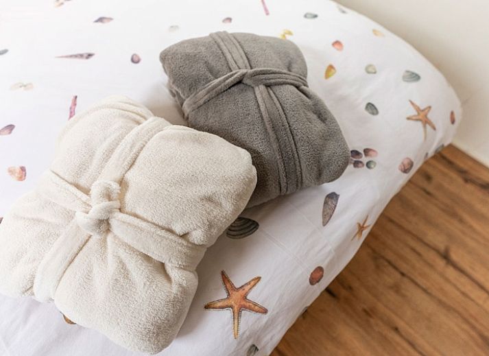 Rustieke Pipowagen Johanneshoeve op Texel, omgeven door natuur en een picknicktafel.