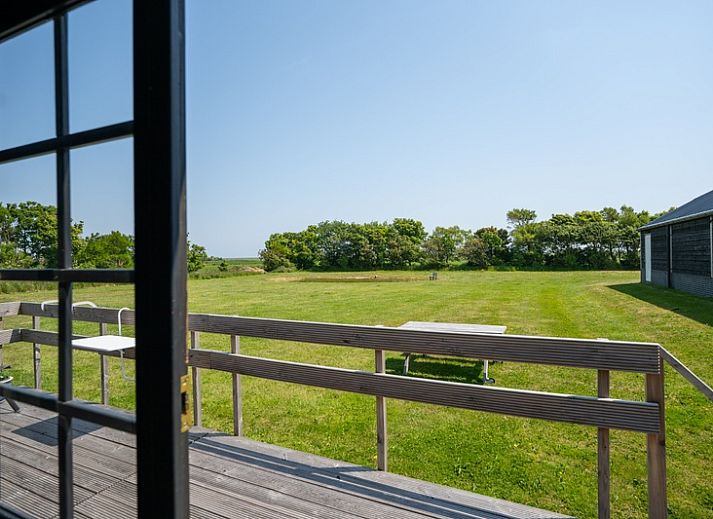 Charmante Pipowagen Johanneshoeve in Den Hoorn met houten terras en groene tuin.