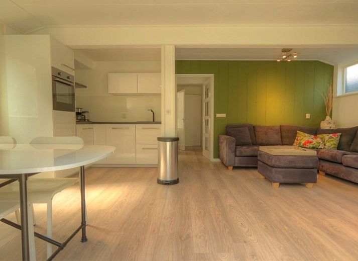 Gezellige woonkamer in Huisje Spyk, vakantiehuis in Den Hoorn Texel met uitzicht op tuin.