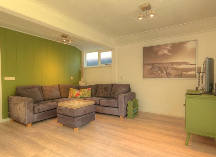 Gezellige woonkamer in Huisje Spyk, vakantiehuis in Den Hoorn Texel met uitzicht op tuin.