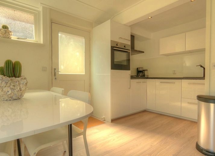 Gezellige woonkamer in Huisje Spyk, vakantiehuis in Den Hoorn Texel met uitzicht op tuin.