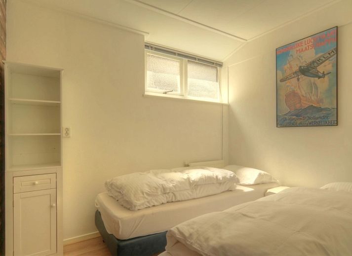 Comfortabele zithoek in Huisje Spyk, vakantiewoning op Texel, met veel natuurlijk licht.