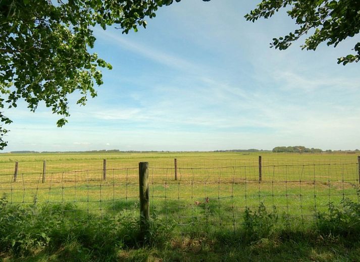Comfortabele zithoek in Huisje Spyk, vakantiewoning op Texel, met veel natuurlijk licht.