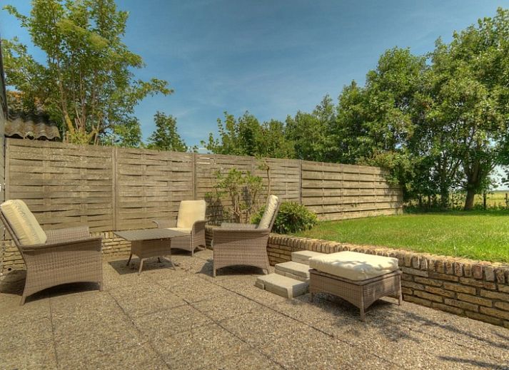 Comfortabele zithoek in Huisje Spyk, vakantiewoning op Texel, met veel natuurlijk licht.