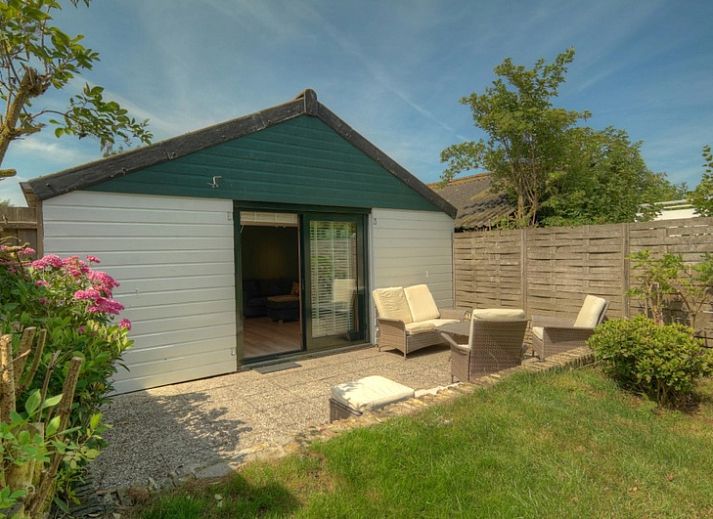 Comfortabele zithoek in Huisje Spyk, vakantiewoning op Texel, met veel natuurlijk licht.
