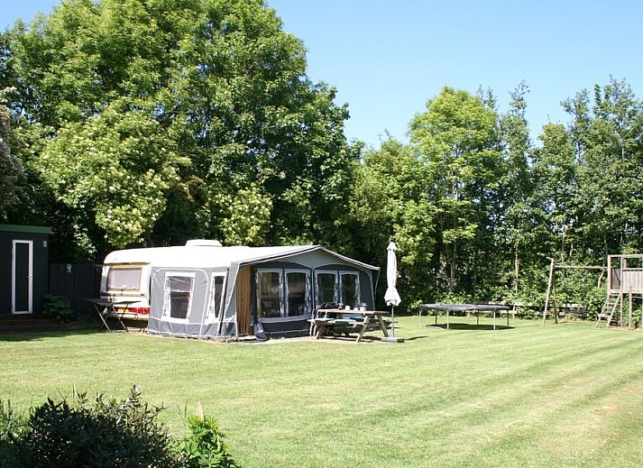 Caravan Rust & Ruimte in Den Hoorn, Texel, mit grossem Garten und Spielgeraeten, ideal fuer Familien.