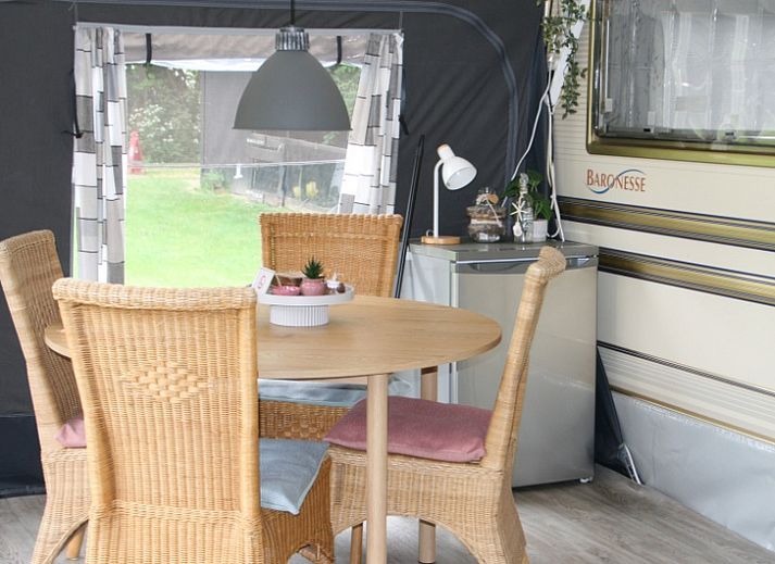 Caravan Rust & Ruimte in Den Hoorn, Texel, mit grossem Garten und Spielgeraeten, ideal fuer Familien.