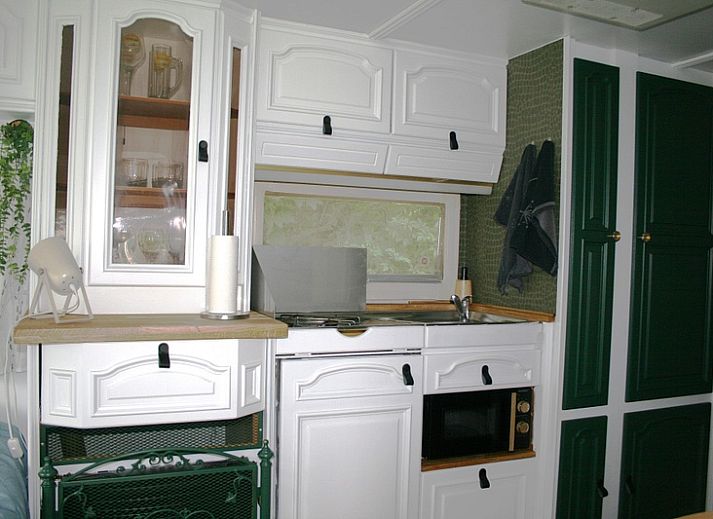 Caravan Rust & Ruimte in Den Hoorn, Texel, mit grossem Garten und Spielgeraeten, ideal fuer Familien.