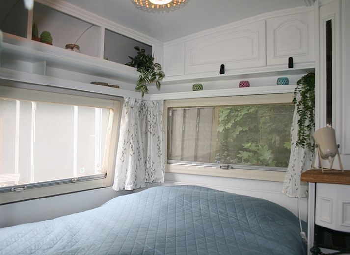 Gemuetliche Sitzecke im Caravan Rust & Ruimte, Den Hoorn, Texel, mit bequemem Sofa und Fernseher.