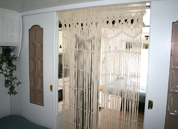 Gemuetliche Sitzecke im Caravan Rust & Ruimte, Den Hoorn, Texel, mit bequemem Sofa und Fernseher.