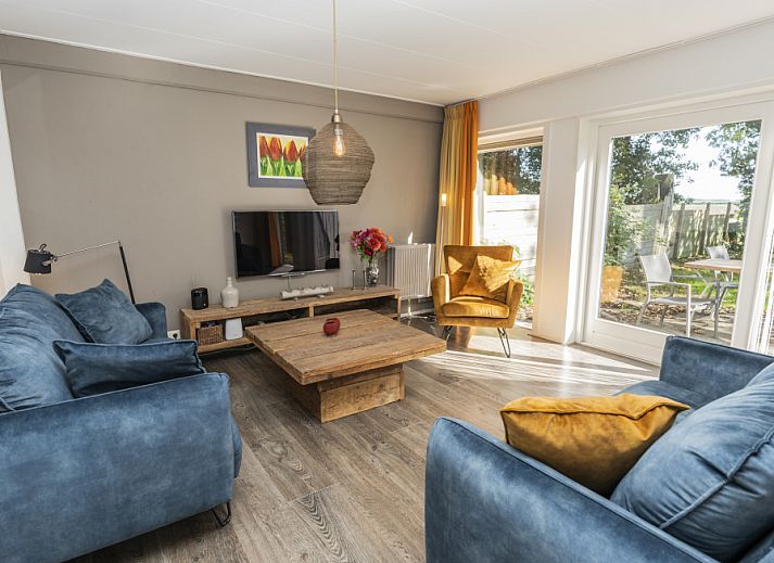 Gemuetliches Wohnzimmer im Ferienhaus Sil, Den Hoorn, Texel mit bequemen Sofas und Tageslicht.