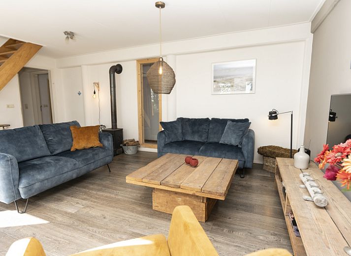 Gemuetliches Wohnzimmer im Ferienhaus Sil, Den Hoorn, Texel mit bequemen Sofas und Tageslicht.