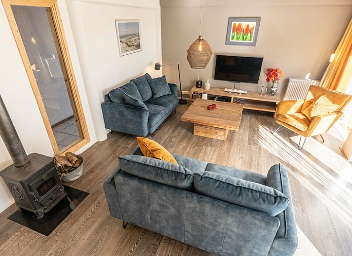 Gemuetliches Wohnzimmer im Ferienhaus Sil, Den Hoorn, Texel mit bequemen Sofas und Tageslicht.