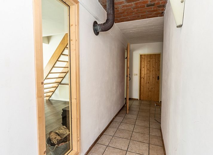 Gemuetliche Einrichtung des Ferienhauses Sil, Den Hoorn, Texel mit Holzofen und Holzmoebeln.