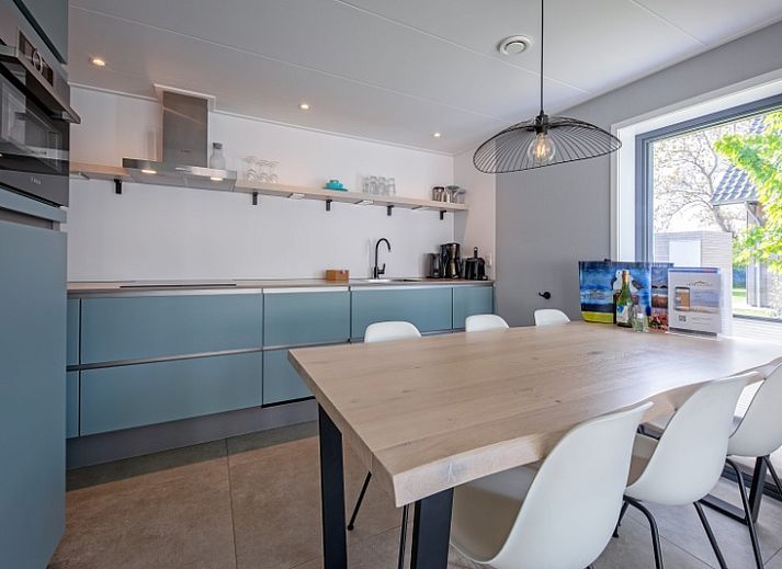 Gezellige woonkamer van TexelZee vakantiehuis op Texel met veel lichtinval.