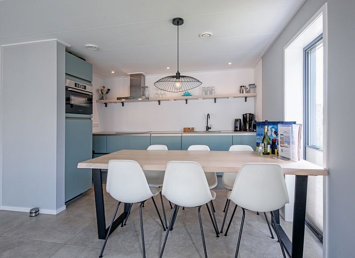 Gezellige woonkamer van TexelZee vakantiehuis op Texel met veel lichtinval.