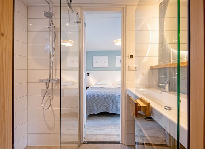 Gezellige woonkamer van TexelZee vakantiehuis op Texel met veel lichtinval.