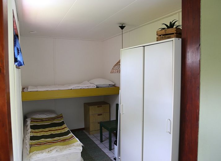 Gemuetlicher Innenbereich des Ferienhauses Vogelsand in Den Hoorn Texel mit Sitzecke und Essbereich.