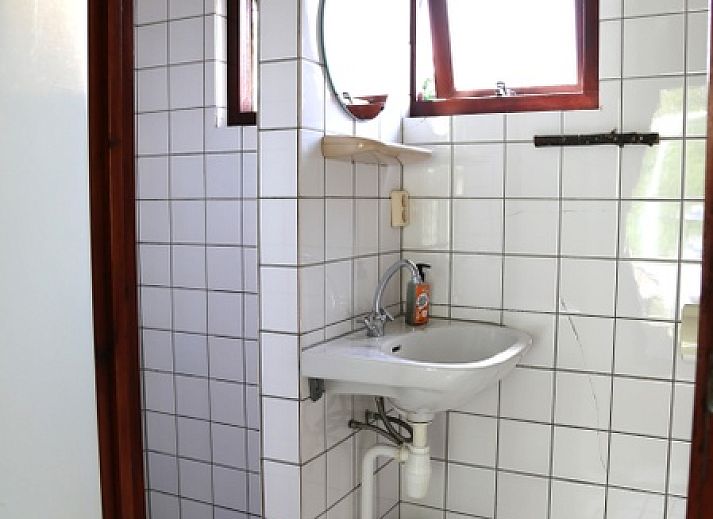 Esstisch mit Blumen und Wein im Ferienhaus Vogelsand Den Hoorn Texel, stimmungsvolle Umgebung.