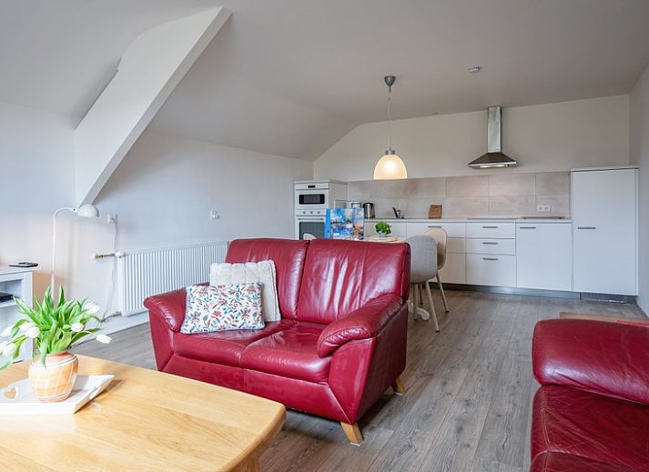 Cozy living room of vacation home Grietje in Den Hoorn, Texel with comfortable seating area and lots of natural light.