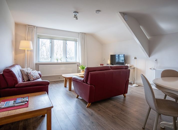 Modern kitchen in vacation home Grietje, Den Hoorn, Texel with dining area and stylish furnishings for a comfortable stay.