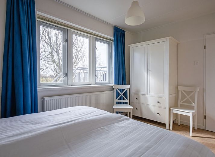 Modern kitchen in vacation home Grietje, Den Hoorn, Texel with dining area and stylish furnishings for a comfortable stay.