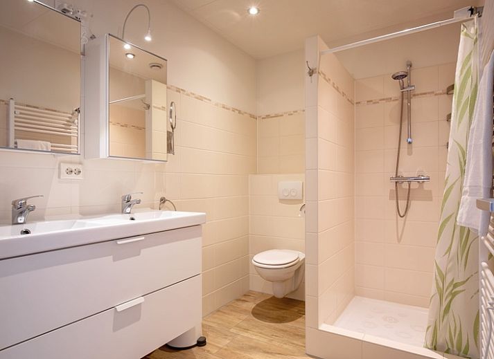 Modern kitchen in vacation home Grietje, Den Hoorn, Texel with dining area and stylish furnishings for a comfortable stay.