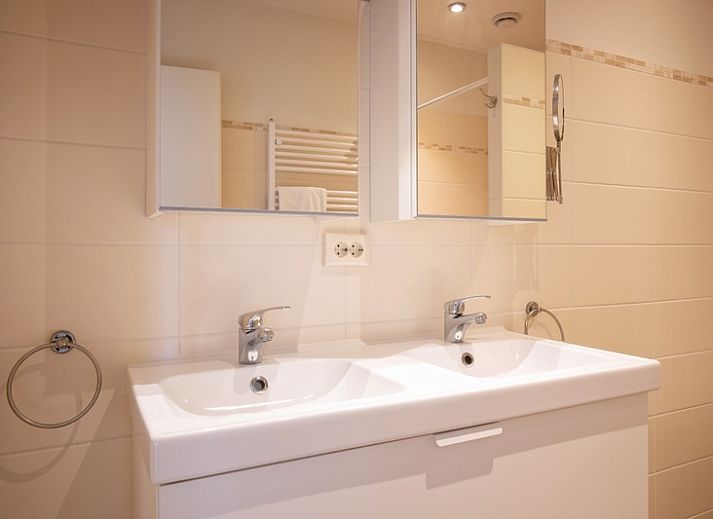 Modern kitchen in vacation home Grietje, Den Hoorn, Texel with dining area and stylish furnishings for a comfortable stay.