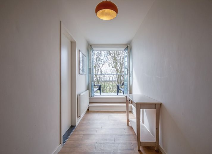 Sleek kitchen arrangement in vacation home Grietje, Den Hoorn, Texel with modern appliances and ample workspace.