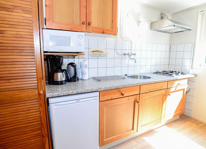 Gezellige zithoek in De Kievit vakantiehuis Den Hoorn Texel met comfortabele bank.