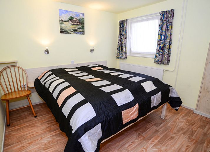 Gezellige zithoek in De Kievit vakantiehuis Den Hoorn Texel met comfortabele bank.