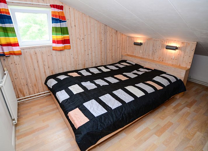 Gezellige zithoek in De Kievit vakantiehuis Den Hoorn Texel met comfortabele bank.